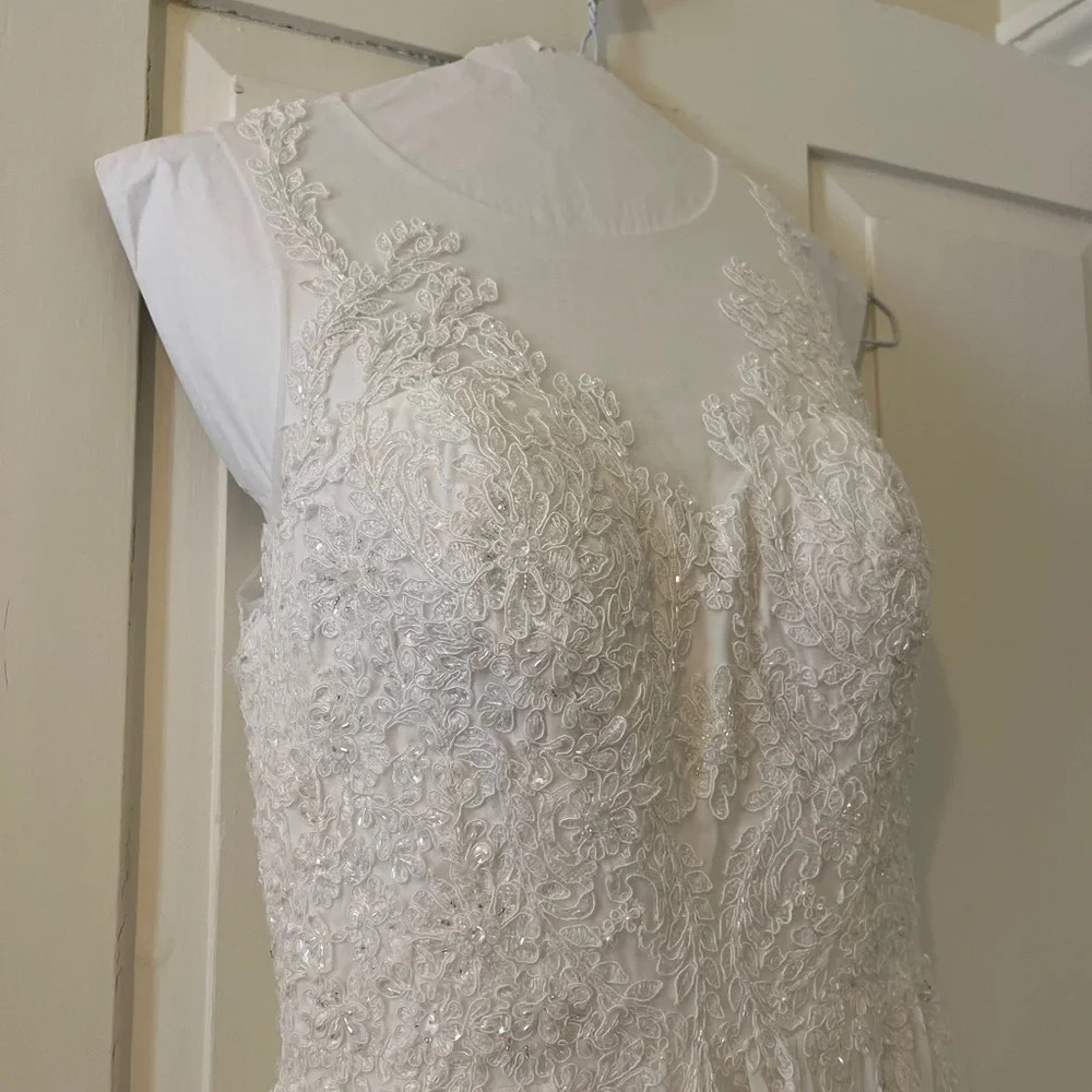 Mon Cheri - Ivory Lace Appliqué A-Line Wedding Dress - Picture 5 of 7